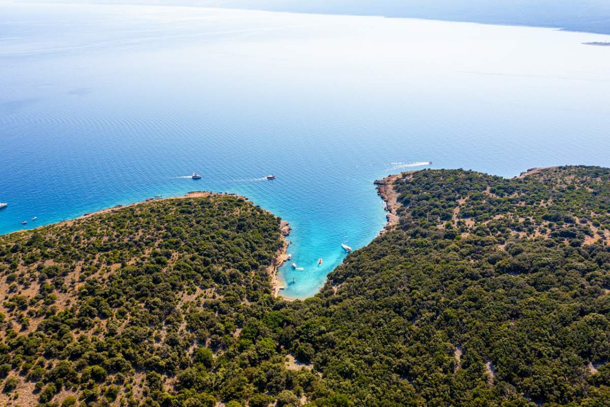 La baia di Krušija sull`isola di Plavnik